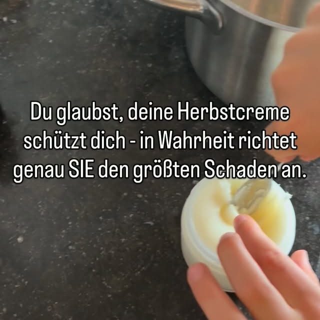 Abends nach der Dusche streichst du schnell noch Bodylotion über die Beine, endlich kurz Ruhe im warmen Bad. Und dann, ein paar Minuten später, spannt die Haut, juckt leicht und du fragst dich, warum sie so leer wirkt. ⬇️

Es geht nicht nur um trockene Schienbeine, es geht um eine Hautbarriere, die du jeden Tag unbewusst schwächst. Gerade im Herbst, wenn Heizungsluft und Wind dazukommen, merkt dein Körper jeden Stoff, den du auf ihn cremst.

Viele herkömmliche Lotions duften stark, fühlen sich erst weich an und lassen deine Haut dann noch gespannter zurück. Kratzt sich dein Kind, sind die Wangen rot und die Beine brennen, fühlt sich Pflege schnell wie ein Rätsel an.

Natürlich willst du nicht plötzlich alles aus dem Badschrank verbannen und Angst vor jeder Flasche haben. Und ja, nicht jedes Produkt ist Gift, doch viele Inhaltsstoffe wie synthetische Düfte, Mineralöle oder PEGs stressen deine Haut unnötig.

Ich bin irgendwann auf eine einfache Herbst-Bodybutter umgestiegen, bei der ich jede einzelne Zutat kenne und aussprechen kann. 

In meiner Mischung landen Sheabutter und Kakaobutter, dazu Weizenkeimöl, Rizinusöl, Jojobaöl und fraktioniertes Kokosöl. Dazu kommen ein paar Tropfen reinster ätherischer Öle wie Lavendel, Weihrauch oder Geranium für Pflege, sanften Duft und ein ruhigeres Nervensystem.

Nach dem Duschen massierst du die warme Butter in die Haut, sie trinkt sie auf und fühlt sich endlich satt an. Dein Nervensystem atmet mit, weil sich dieses kleine Ritual sicher, natürlich und nach dir anfühlt, nicht nach Chemielabor.

Folg mir, wenn du dir mehr solcher einfachen, nervensystemfreundlichen Selfcare-Rituale für dich und dein Kind wünschst.
➡️ folge @terrasoul_bianka

#ätherischeöleimalltag
#selfcare
#mamasstärkenmamas
#hautpflege
#mamahacks