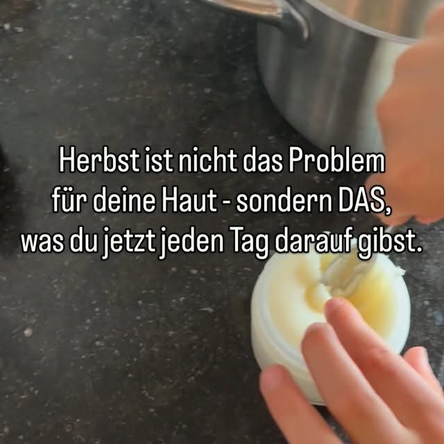 ⬇️ Abends nach der Dusche streichst du schnell noch Bodylotion über die Beine, endlich kurz Ruhe im warmen Bad. Und dann, ein paar Minuten später, spannt die Haut, juckt leicht und du fragst dich, warum sie so leer wirkt. ⬇️

Es geht nicht nur um trockene Schienbeine, es geht um eine Hautbarriere, die du jeden Tag unbewusst schwächst. Gerade im Herbst, wenn Heizungsluft und Wind dazukommen, merkt dein Körper jeden Stoff, den du auf ihn cremst.

Viele herkömmliche Lotions duften stark, fühlen sich erst weich an und lassen deine Haut dann noch gespannter zurück. Kratzt sich dein Kind, sind die Wangen rot und die Beine brennen, fühlt sich Pflege schnell wie ein Rätsel an.

Natürlich willst du nicht plötzlich alles aus dem Badschrank verbannen und Angst vor jeder Flasche haben. Und ja, nicht jedes Produkt ist Gift, doch viele Inhaltsstoffe wie synthetische Düfte, Mineralöle oder PEGs stressen deine Haut unnötig.

Ich bin irgendwann auf eine einfache Herbst-Bodybutter umgestiegen, bei der ich jede einzelne Zutat kenne und aussprechen kann. 

In meiner Mischung landen Sheabutter und Kakaobutter, dazu Weizenkeimöl, Rizinusöl, Jojobaöl und fraktioniertes Kokosöl. Dazu kommen ein paar Tropfen reinster ätherischer Öle wie Lavendel, Weihrauch oder Geranium für Pflege, sanften Duft und ein ruhigeres Nervensystem.

Nach dem Duschen massierst du die warme Butter in die Haut, sie trinkt sie auf und fühlt sich endlich satt an. Dein Nervensystem atmet mit, weil sich dieses kleine Ritual sicher, natürlich und nach dir anfühlt, nicht nach Chemielabor.

Folg mir, wenn du dir mehr solcher einfachen, nervensystemfreundlichen Selfcare-Rituale für dich und dein Kind wünschst.
➡️ folge @terrasoul_bianka

#ätherischeöleimalltag
#selfcare
#mamasstärkenmamas
#hautpflege
#mamahacks