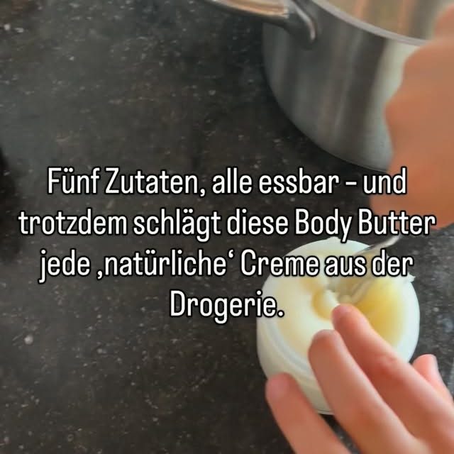 Abends nach der Dusche streichst du schnell noch Bodylotion über die Beine, endlich kurz Ruhe im warmen Bad. Und dann, ein paar Minuten später, spannt die Haut, juckt leicht und du fragst dich, warum sie so leer wirkt. ⬇️

Es geht nicht nur um trockene Schienbeine, es geht um eine Hautbarriere, die du jeden Tag unbewusst schwächst. Gerade im Herbst, wenn Heizungsluft und Wind dazukommen, merkt dein Körper jeden Stoff, den du auf ihn cremst.

Viele herkömmliche Lotions duften stark, fühlen sich erst weich an und lassen deine Haut dann noch gespannter zurück. Kratzt sich dein Kind, sind die Wangen rot und die Beine brennen, fühlt sich Pflege schnell wie ein Rätsel an.

Natürlich willst du nicht plötzlich alles aus dem Badschrank verbannen und Angst vor jeder Flasche haben. Und ja, nicht jedes Produkt ist Gift, doch viele Inhaltsstoffe wie synthetische Düfte, Mineralöle oder PEGs stressen deine Haut unnötig.

Ich bin irgendwann auf eine einfache Herbst-Bodybutter umgestiegen, bei der ich jede einzelne Zutat kenne und aussprechen kann. 

In meiner Mischung landen Sheabutter und Kakaobutter, dazu Weizenkeimöl, Rizinusöl, Jojobaöl und fraktioniertes Kokosöl. Dazu kommen ein paar Tropfen reinster ätherischer Öle wie Lavendel, Weihrauch oder Geranium für Pflege, sanften Duft und ein ruhigeres Nervensystem.

Nach dem Duschen massierst du die warme Butter in die Haut, sie trinkt sie auf und fühlt sich endlich satt an. Dein Nervensystem atmet mit, weil sich dieses kleine Ritual sicher, natürlich und nach dir anfühlt, nicht nach Chemielabor.

Folg mir, wenn du dir mehr solcher einfachen, nervensystemfreundlichen Selfcare-Rituale für dich und dein Kind wünschst.
➡️ folge @terrasoul_bianka

#ätherischeöleimalltag
#selfcare
#mamasstärkenmamas
#hautpflege
#mamahacks