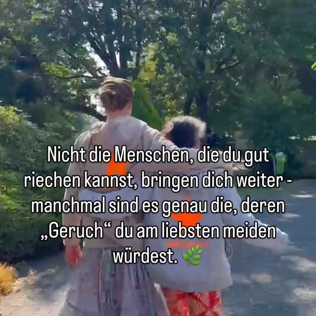 Manche Menschen kannst du einfach gut riechen.
An anderen kannst du wachsen.

Seit ich das verstanden habe, nutze ich meine ätherischen Öle noch einmal anders.

Es gibt Düfte, zu denen ich mich sofort hingezogen fühle. Ich rieche daran und denke: Ja. Genau das möchte ich gerade. 🤍

Und dann gibt es Öle, bei denen mein erster Impuls eher ist:
Nein danke. Bloß weg damit. 😅

Gerade die finde ich inzwischen spannend.

Denn Geruch ist eng mit unserem emotionalen Erleben und Erinnerungen verbunden. Ein Duft kann deshalb ganz unterschiedliche Assoziationen und Gefühle in uns auslösen.

Für mich sind die Öle, die ich liebe, kleine Begleiter für mein Wohlbefinden.

Und bei den Ölen, die mich regelrecht triggern?
Da werde ich neugierig.

Was löst dieser Duft in mir aus?
Woran erinnert er mich?
Was möchte ich gerade lieber nicht fühlen oder anschauen?

Dann arbeite ich manchmal ganz bewusst mit diesem Duft – zum Beispiel verdünnt unter den Füßen – und nutze den Moment zur Selbstreflexion.

Nicht weil das Öl mir sagt, was mein „Thema“ ist.
Sondern weil meine eigene Reaktion darauf interessant sein kann.

Vielleicht ist es mit Düften manchmal ein bisschen wie mit Menschen:

Die einen tun einfach gut.
Die anderen bringen etwas in Bewegung.
Und beides kann wertvoll sein. 🌿

👉 Gibt es ein ätherisches Öl, das du überhaupt nicht riechen kannst? Schreib es mir in die Kommentare – ich bin neugierig. 😄

#ätherischeöle #emotionen #persönlichkeitsentwicklung #selbstreflexion #selfcare natürlichleben terrasoul

Folg mir, wenn du dir mehr solcher einfachen, nervensystemfreundlichen Selfcare-Rituale für dich und dein Kind wünschst.
➡️ folge @terrasoul_bianka

ätherischeöleimalltag
selfcare
mamasstärkenmamas
emotionen 
persönlichkeitsentwicklung
selbstreflexion