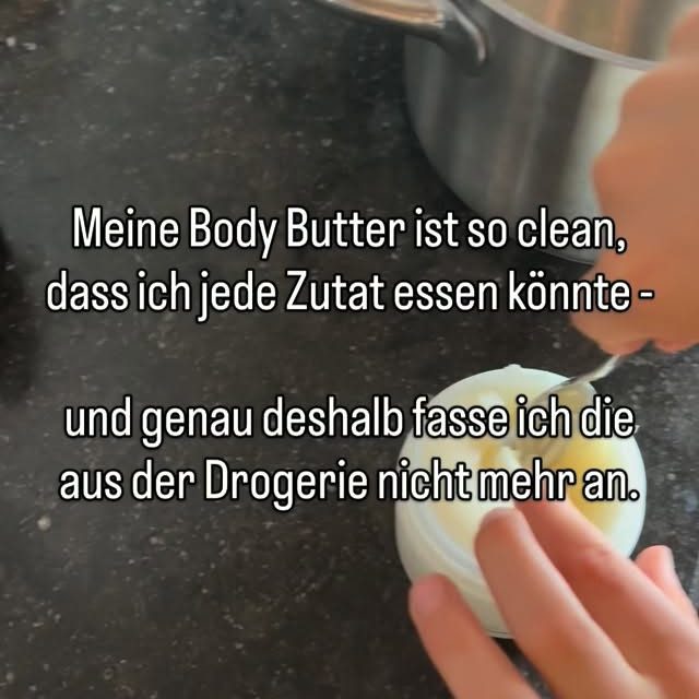 ⬇️ Abends nach der Dusche streichst du schnell noch Bodylotion über die Beine, endlich kurz Ruhe im warmen Bad. Und dann, ein paar Minuten später, spannt die Haut, juckt leicht und du fragst dich, warum sie so leer wirkt. ⬇️

Es geht nicht nur um trockene Schienbeine, es geht um eine Hautbarriere, die du jeden Tag unbewusst schwächst. Gerade im Herbst, wenn Heizungsluft und Wind dazukommen, merkt dein Körper jeden Stoff, den du auf ihn cremst.

Viele herkömmliche Lotions duften stark, fühlen sich erst weich an und lassen deine Haut dann noch gespannter zurück. Kratzt sich dein Kind, sind die Wangen rot und die Beine brennen, fühlt sich Pflege schnell wie ein Rätsel an.

Natürlich willst du nicht plötzlich alles aus dem Badschrank verbannen und Angst vor jeder Flasche haben. Und ja, nicht jedes Produkt ist Gift, doch viele Inhaltsstoffe wie synthetische Düfte, Mineralöle oder PEGs stressen deine Haut unnötig.

Ich bin irgendwann auf eine einfache Herbst-Bodybutter umgestiegen, bei der ich jede einzelne Zutat kenne und aussprechen kann. 

In meiner Mischung landen Sheabutter und Kakaobutter, dazu Weizenkeimöl, Rizinusöl, Jojobaöl und fraktioniertes Kokosöl. Dazu kommen ein paar Tropfen reinster ätherischer Öle wie Lavendel, Weihrauch oder Geranium für Pflege, sanften Duft und ein ruhigeres Nervensystem.

Nach dem Duschen massierst du die warme Butter in die Haut, sie trinkt sie auf und fühlt sich endlich satt an. Dein Nervensystem atmet mit, weil sich dieses kleine Ritual sicher, natürlich und nach dir anfühlt, nicht nach Chemielabor.

Folg mir, wenn du dir mehr solcher einfachen, nervensystemfreundlichen Selfcare-Rituale für dich und dein Kind wünschst.
➡️ folge @terrasoul_bianka

#ätherischeöleimalltag
#selfcare
#mamasstärkenmamas
#hautpflege
#mamahacks