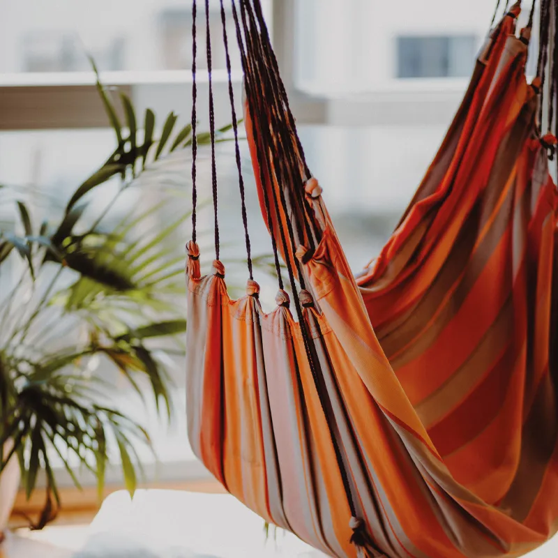 Gemütliche Hängematte in hellem Raum für Entspannung, Coaching und Achtsamkeit bei Terra Soul